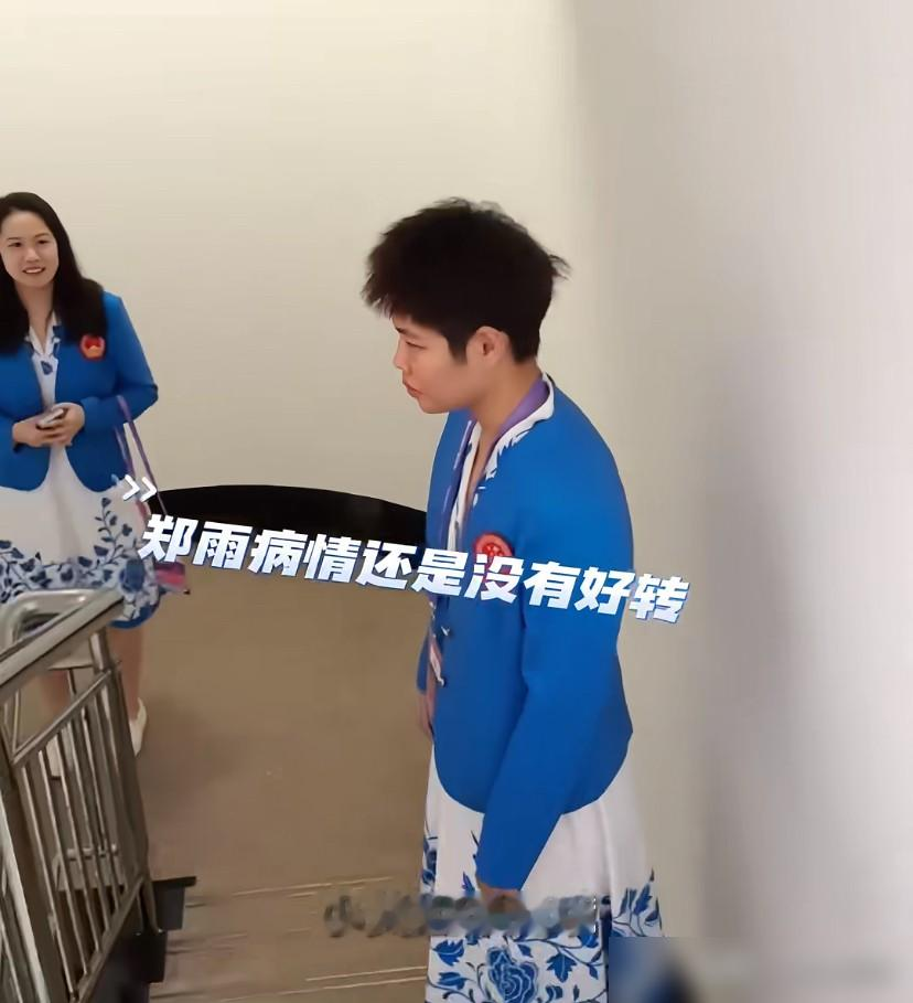 谁能想到，赛场上把对手扣到怀疑人生的国羽杀神，竟被一条裙子硬生生逼出了痛苦面具。
黄东萍，身高一米六五，赛场气场两米。网前抢截，疯狂抗摔，打法极其残暴。比赛时雷厉风行，急眼了连搭档都敢训。
可就是这么个大心脏的铁血女汉子，遇上亚运会礼服裙，瞬间破功。
试穿裙装时，她手脚僵硬，拘谨得像个犯错的小