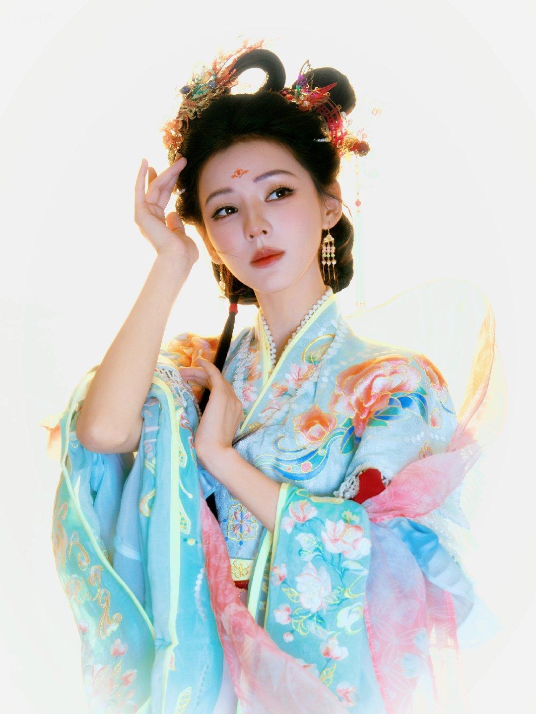 🏮✨
万颂波光摇月碎

#张予曦##张予曦原谅古装了##张予曦千秋令# ​