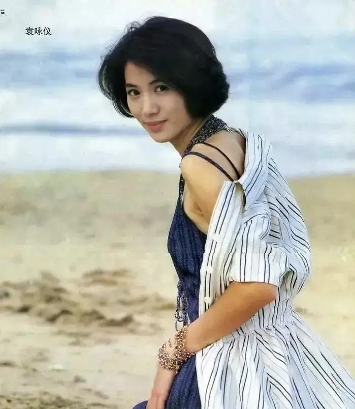 现在的小花稍微化个妆就敢吹“顶级神颜”，但三十多年前有个女演员，外号直接被全城喊成“靓靓”，挑剔的港媒却没一个人反驳。
这待遇搁在今天，简直不敢想象。
倒回1990年的港姐比赛，袁咏仪往台上一站，短发、大眼睛，整张脸饱满得挑不出一点毛病。
那一届她不仅把冠军抱回了家，还顺手拿下了最上镜小姐。