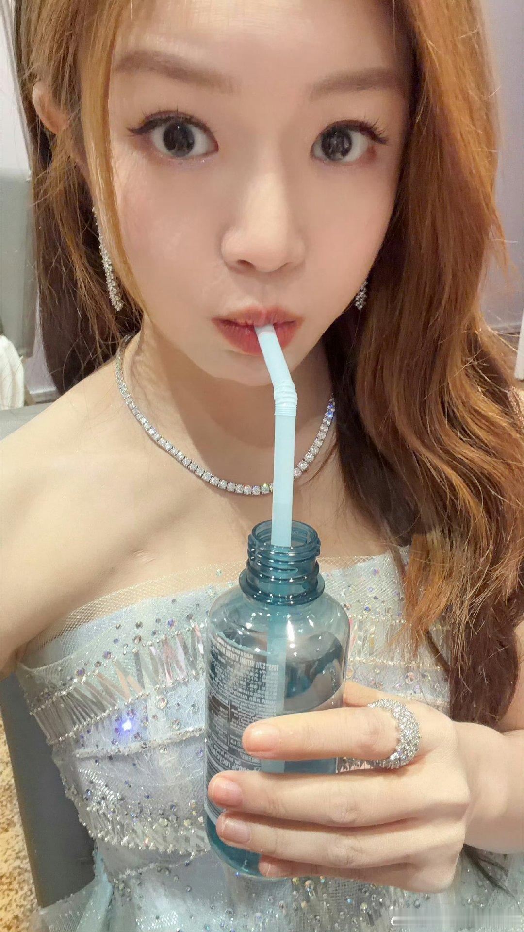 #陈妍希说生孩子就是训练你的耐心##我家那闺女#惊喜不会凭空降临，养育的日常大多是磨心性，想生孩子，先问问自己能不能扛住长期的消耗。 ​