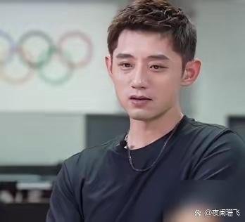 张继科是真敢说。被问到男单最强三人，他张嘴就是：横板最强是马龙、樊振东和我。这还没完，又补一句，就算把直板算进来，还是我们仨。没留一点余地。不是之一，是就是。

但他夸樊振东那段更狠。说小胖一旦超过你，你想再反超，完全不可能。那眼神里全是往上冲的欲望。
当年传他教过小胖霸王拧，他也 ​