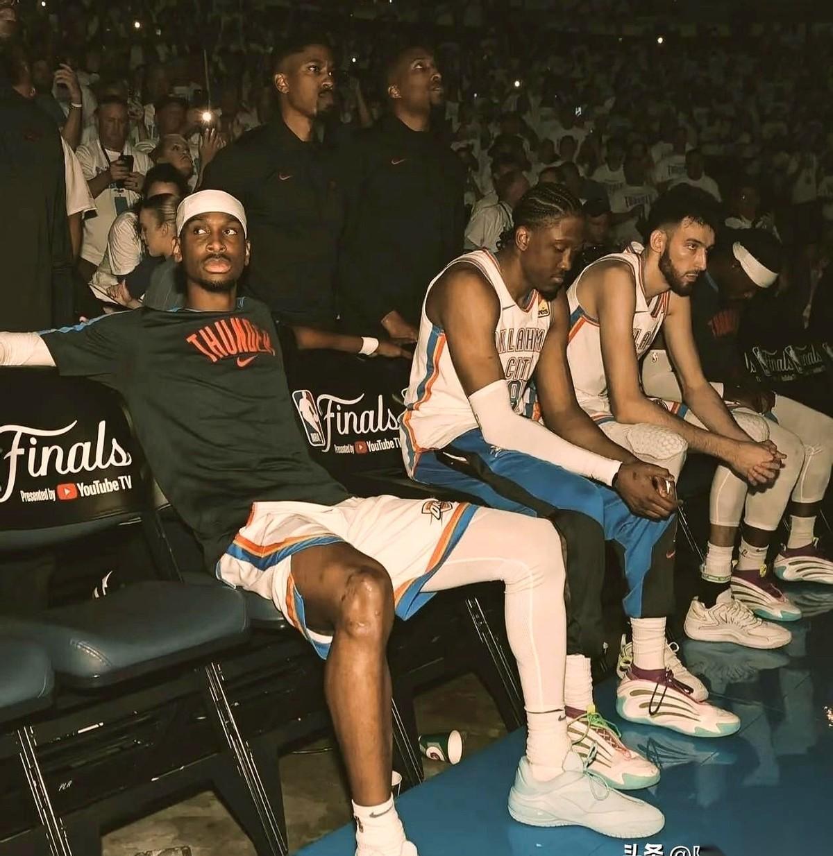 巴克利在直播间里把桌子一拍，当众给雷霆队判了“死刑”。 哪怕屏幕上还跳...