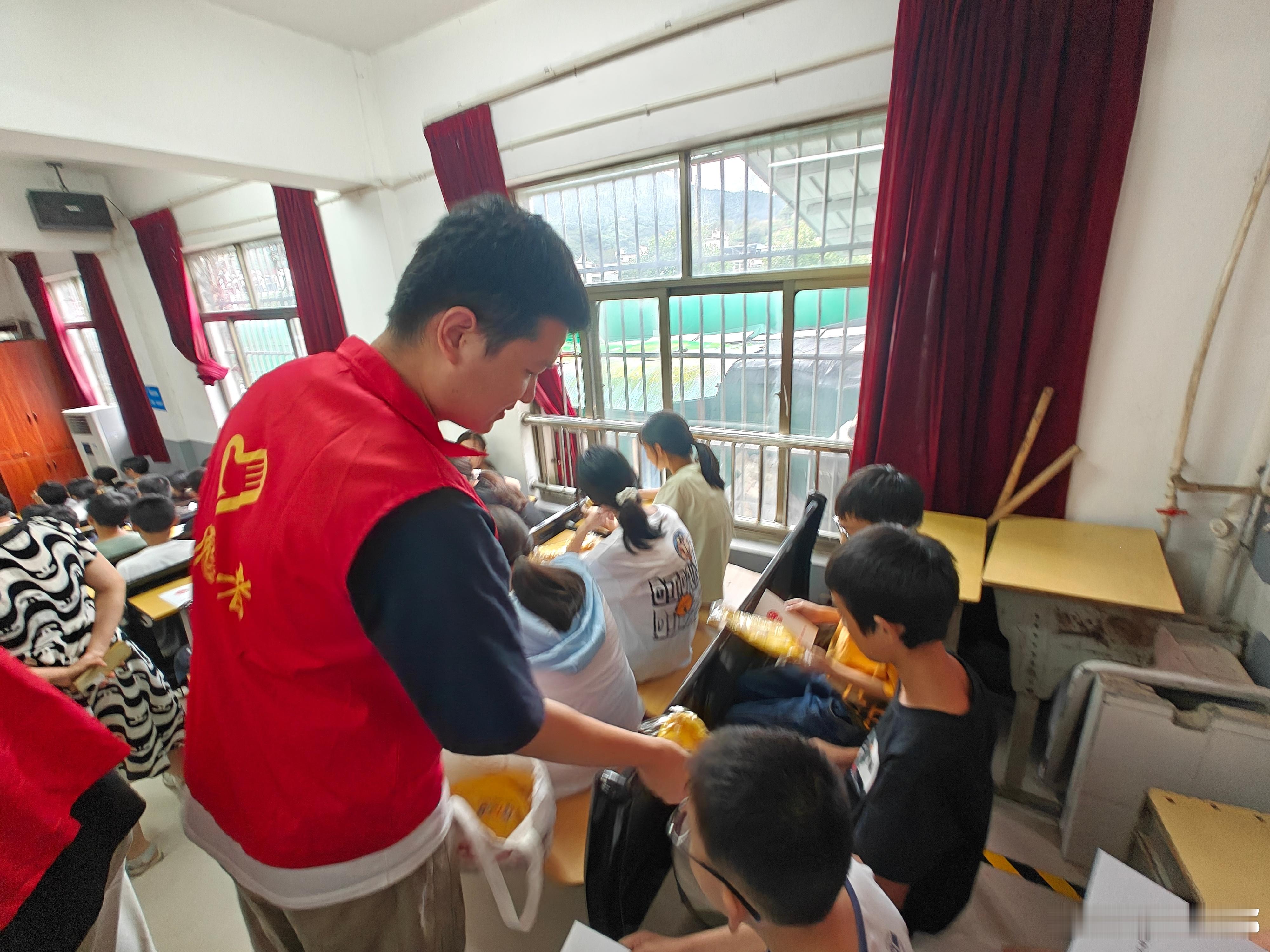 #反邪动态#【安徽歙县杞梓里镇：结合“新生普法第一课”开展反邪反诈宣传】9月3日，安徽歙县杞梓里镇综治中心联合司法所、派出所、法庭、农商行赴杞梓里中心学校为学生共“新生普法第一课”，并同步开展反邪教、反电诈宣传。平安志愿者结合反邪教彩色折页纸中的典型邪教案例面对面向青少年学生普及反邪 ​