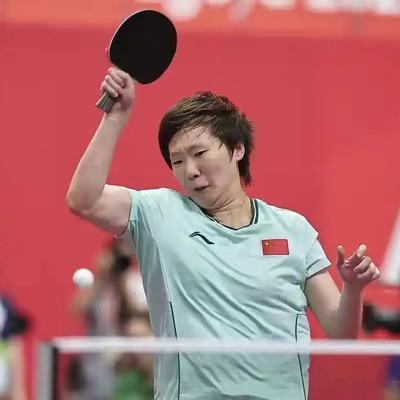 【国乒丢首金后夺4金】 国乒4金落袋为安
亚运会乒乓球女单决赛，王曼昱4-2孙颖莎，夺得女单冠军，孙颖莎获得银牌。 这样一来，国乒在丢掉本届亚运会乒乓球首金后，连续4个项目夺金。 
女团：中国队3-0击败日本队 夺金 
混双：林诗栋/蒯曼4-0孙颖莎/王楚钦 夺金
 女单：王曼昱4-2孙颖莎 夺金 
男双：黄 ​