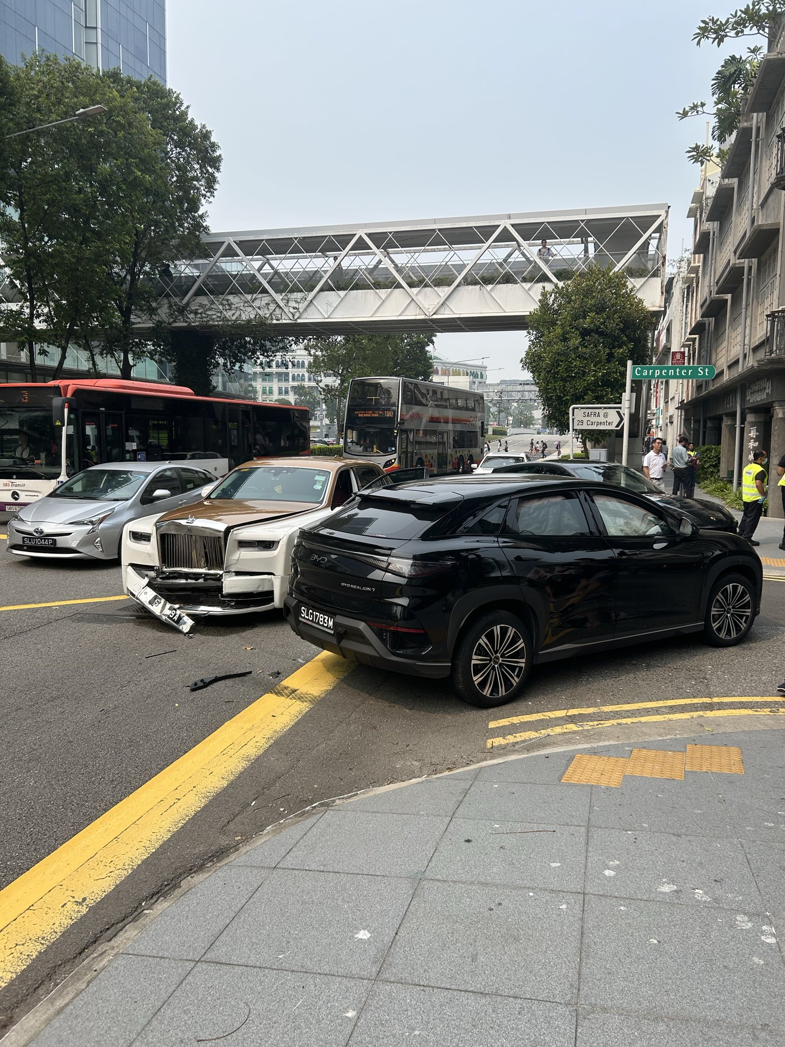 据说是在新加坡发生的交通事故，海狮和劳斯莱斯撞了，结果…