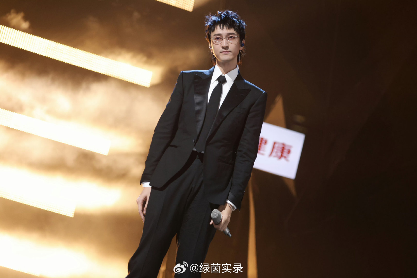 #王传君上周魅魔这周丧尸# 从精致西装到野性舞台造型，王传君完全不畏惧形象上的巨大转变，全心全意投入每一次舞台演绎。 ​