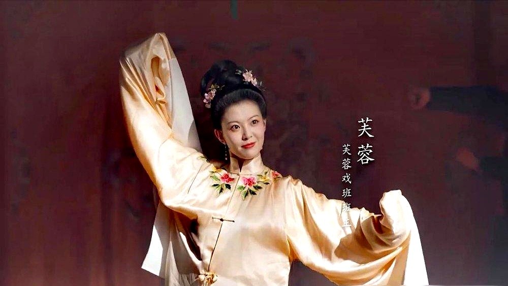戏里全员哭死，片场却笑翻了天。

刘学义拍产房戏紧张到嘴瓢，谭松韵一句“快说辛苦了”，他立马乖乖照做；潘毅鸿杀青站在原地失声痛哭，转头就撞见刘学义没忍住的笑脸。

郑合惠子那场火刑戏更绝。远景替身裹着防火服真烧，镜头切到她脸上，全靠无实物表演，肌肉抽搐的痛苦全是演出来的。

好演员就是这样，镜头一开