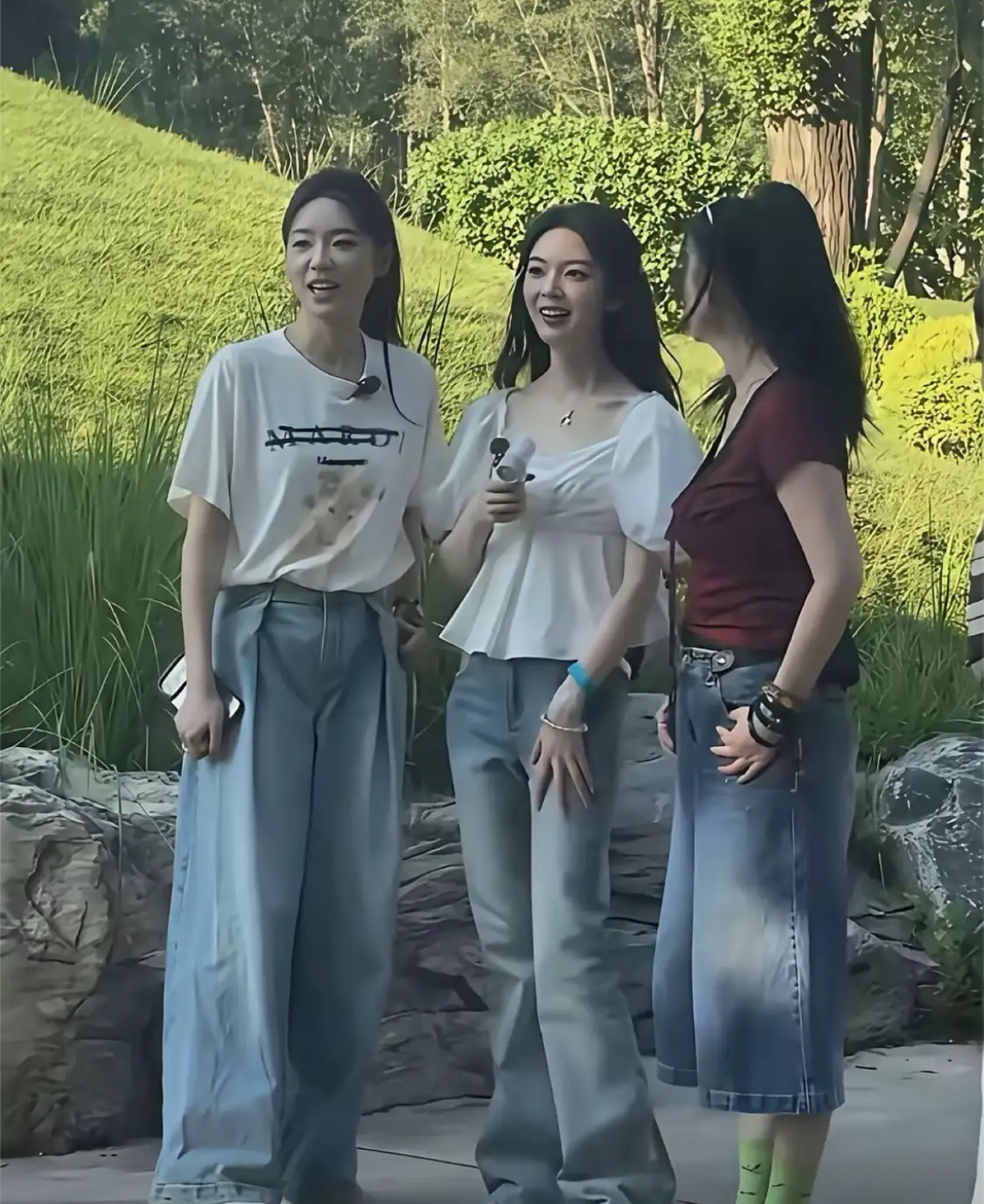 你觉得这三位美女谁的装束最漂亮？