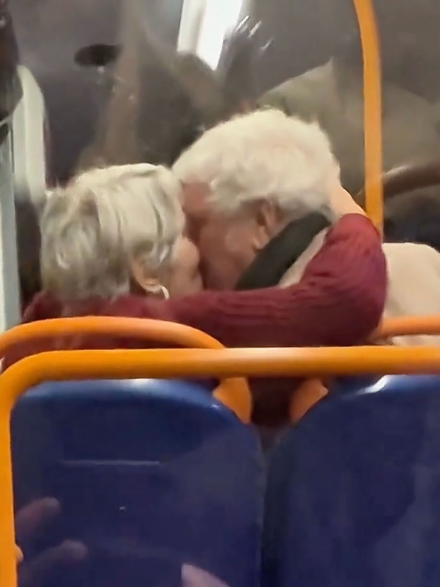 公交车上的甜蜜瞬间，白发夫妻深情相拥💑❤️