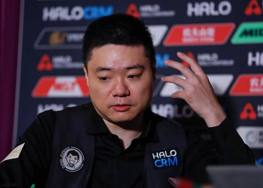 丁俊晖亲口承认：再也回不到巅峰状态了！
9月3日受访，他坦言现在高压下，改好的动作变形会下意识回来，长台准度、关键球处理都远不如巅峰。
自己也认了，职业生涯走到拐点，短期难有转机，只能慢慢磨。
这边扛着自己的职业困境，那边他转头为赵心童拿世锦赛冠军开心，一半精力当丁主任带年轻球员，还张罗太原的