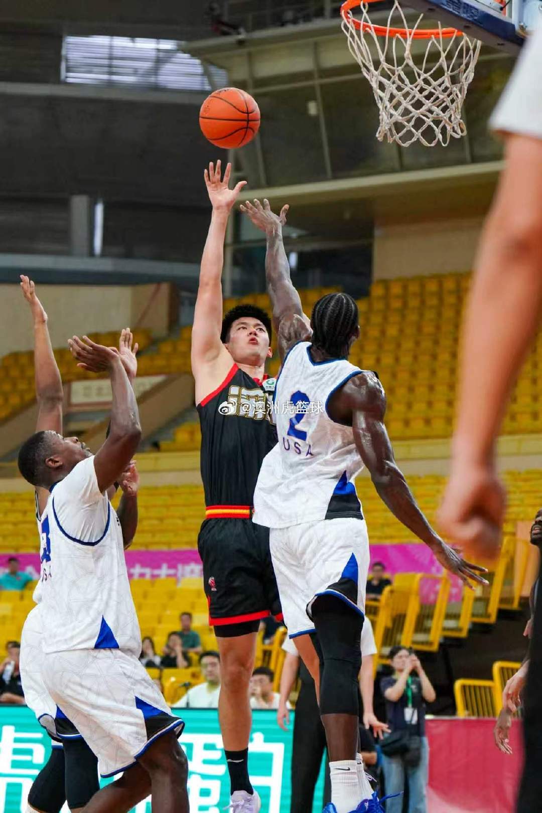 🏀澳洲虎红酒杯2026（佛山）职业俱乐部男篮挑战赛｜下午场战报
全场战罢，深圳马可波罗69-83不敌美国STTP俄亥俄男篮。
今晚19:30焦点大战上演，广东宏远 VS 墨尔本老虎，徐杰登场出战！无法来到现场观赛的球迷，锁定抖音【澳洲虎三大球频道】，线上直击本场重磅对决。 ​