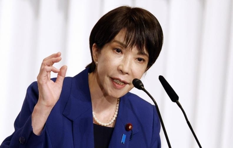 日本这盘棋，越走越险。
石油99.7%、天然气97.9%靠进口，超九成原油押注中东，霍尔木兹海峡打个喷嚏，日本能源命脉就得进ICU。偏偏它最大的贸易伙伴是中国，2024年中日贸易总额3083亿美元，饭碗捏在别人手里，却非要往枪口上撞。
高市早苗屡踩红线，甚至妄称&