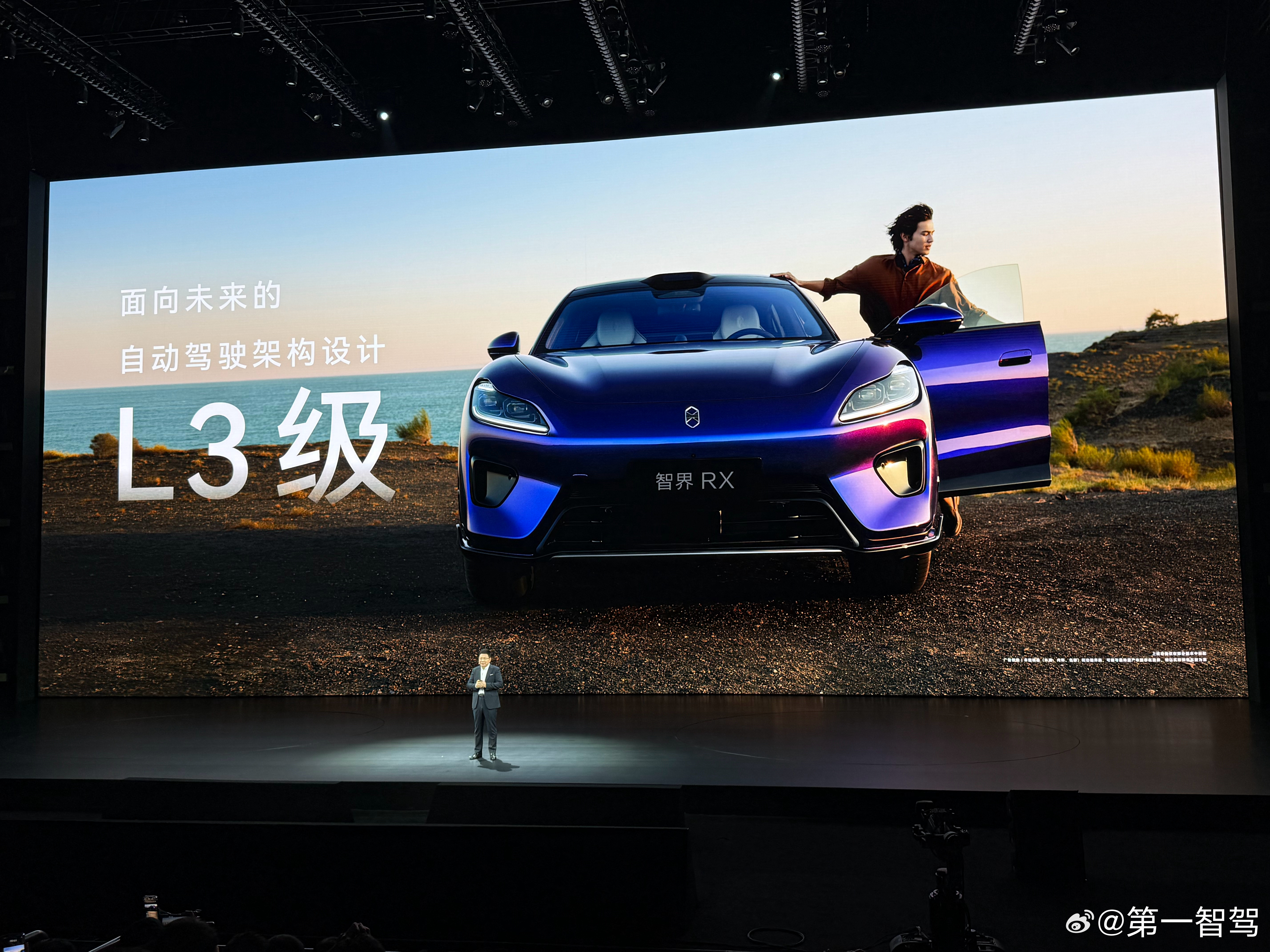 #智界RX由奔驰AMG调校大师调校# 智界RX以科技定义新驾趣，首发华为智擎新一代高性能电驱，专属定制前电机拥有21000rpm更高转速，旗舰同款后电机实现超93%CLTC综合工况效率，动力与效率兼得；底盘硬件对标百万级性能车，搭载虚拟主销四球头全铝双叉臂+五连杆独立悬架，配合双腔空气悬架+双阀连续可变阻 ​