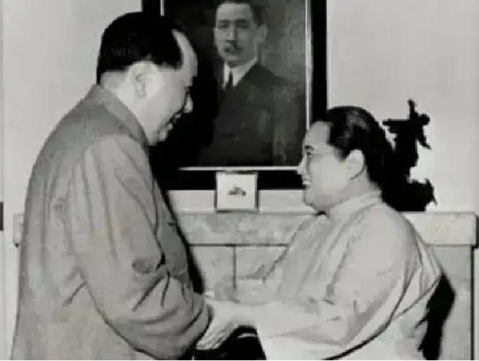 宋庆龄先生曾深情地说：“毛主席对我的称呼，从孙夫人到庆龄先生，再到亲爱的大姐，称呼的嬗变，说明我们都走进了对方的心里。能被润之主席称呼为亲爱的大姐，这是我引以为傲的！”

1927年蒋介石发动政变后，宋庆龄公开发表声明。她痛斥这是一种背叛，宣布与武汉的国民党新政府断绝关系。同年八月，她离开汉口前往上