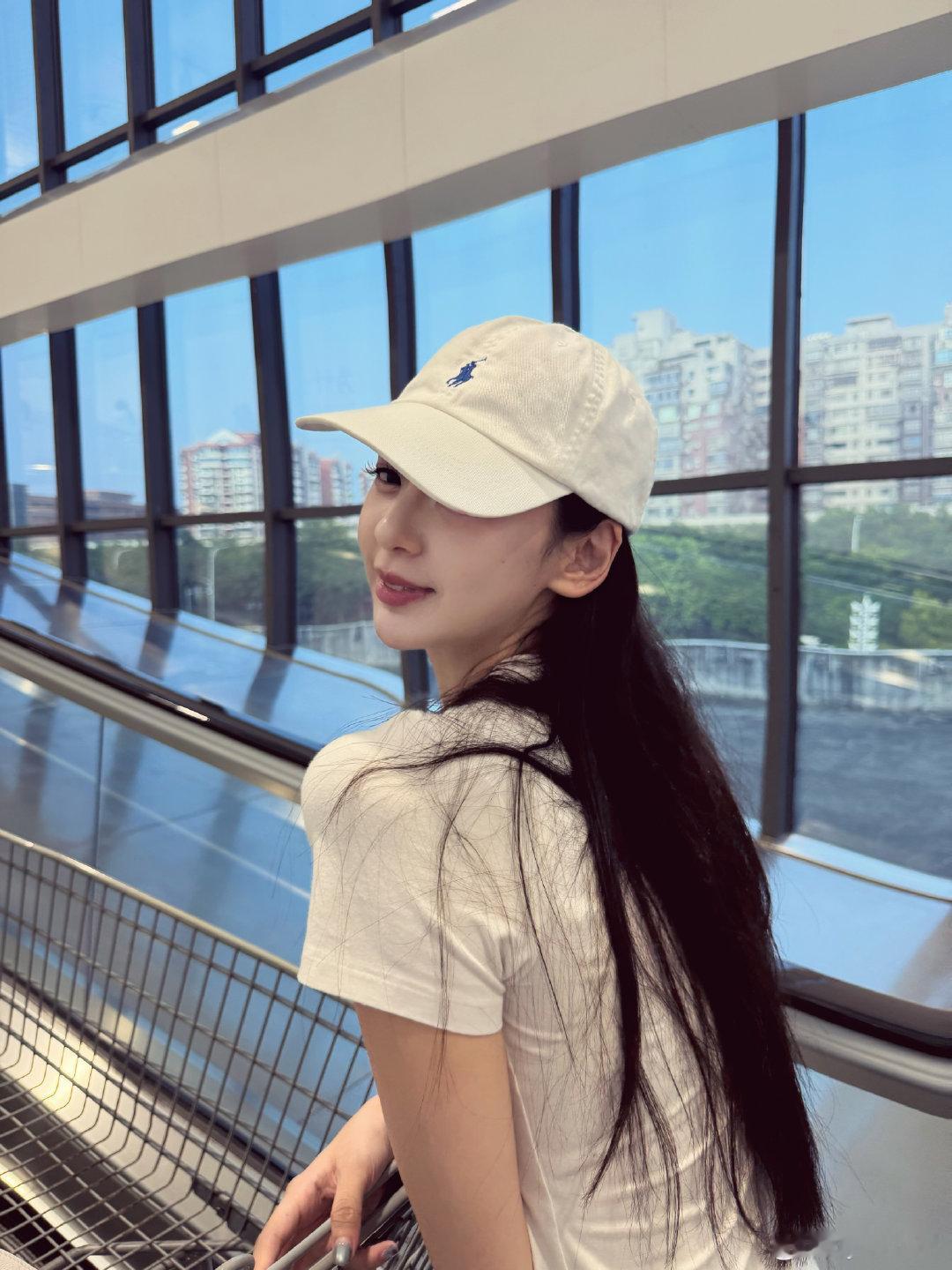 1-只要去山姆本人一定会拍的照片。
2-去环岛路看海了 舒服呀～
3-小学放学每次都买 居然还开着，依旧是老味道。古早感
4-好懵逼。没洗头没化妆特别二逼的遇到粉丝了 我下次一定要化妆….
5-我才开始看甄嬛传。好吧太好看了谢谢 ​