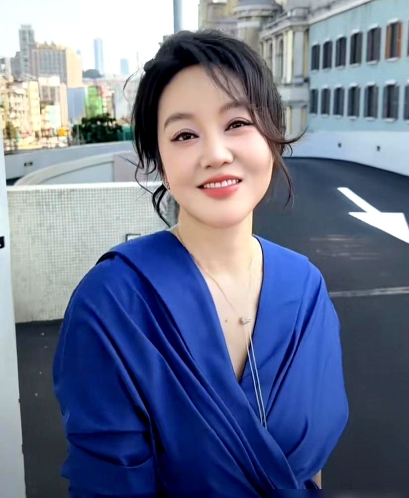 金鹰奖现场，闫妮一听自己名字蹭地起身要去领奖，被边上人一把拉住提醒“姐那是提名”，惹得全场大笑，网友也跟着调侃她走到哪都像喝了二两。
 

看似迷迷糊糊，同行的评价却一针见血。蒋欣直接讲出细节，人家拍戏从不迟到，台词更是常常一条过，搭档高亚麟也直言她心里精明得很。
 

很多职场人天天紧绷着装体面，