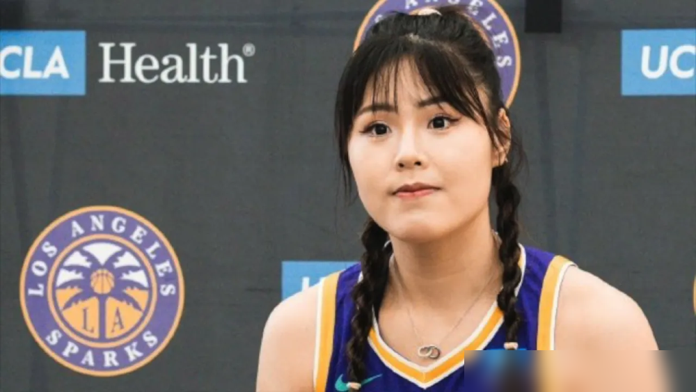 两米女巨人，在WNBA连球都摸不着几回。
李月汝去的达拉斯飞翼，全队打五外，五个位置全拉三分线外，内线空得能跑马。她一个传统站桩中锋，站里面跟个路障似的，队友不传球，教练直皱眉。
韩旭早看明白了，闷头练三分，硬把自己从篮下逼到外线。李月汝更狠，没时间上场就抢篮板、卡位、防守，下了场加练三分和横移