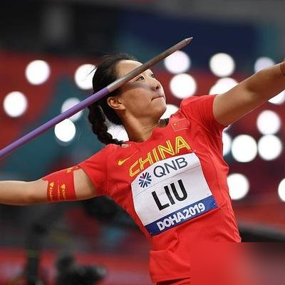 第一投结束，冠军就锁死了，她直接收杆不玩了。
18岁的严子怡，亚运会决赛带伤上阵。右脚踝缠着绷带，第一掷70米46。破了刘诗颖6年前的赛会纪录，领先第二名7米76。
然后她摆摆手，放弃后面五次机会。一枪下班。
更吓人的是，这姑娘5月在厦门扔过71米74，离世界纪录只差54厘米。刚上成年组第一年