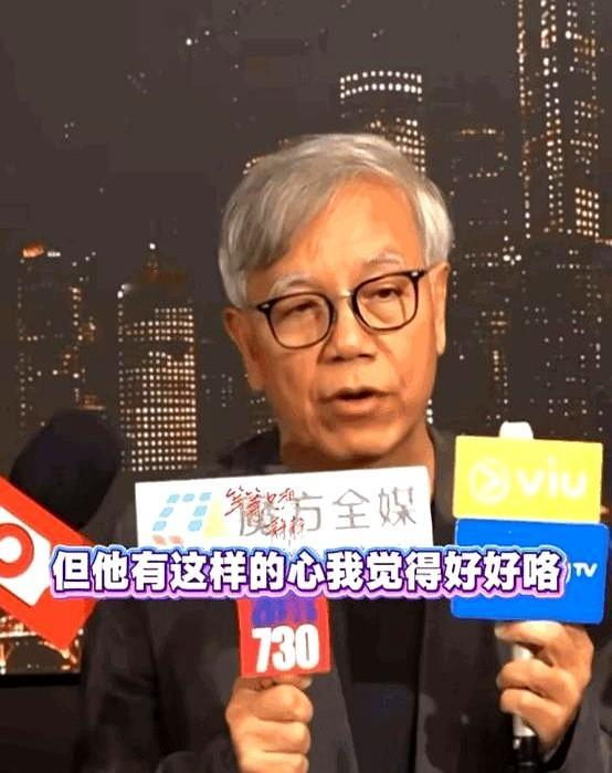 骂了周星驰几十年的“铁公鸡”标签，终于被一张饭局账单撕碎了。

港媒举着话筒堵住田启文，非要套出星爷抠门的黑料。田启文直接夺过话茬，私下聚会他总抢着结账，还背地里四处给老搭档们找饭碗。

这些年不管外界怎么往他身上泼脏水，说他刻薄难搞，周星驰连个标点符号都没回应过。别人靠嘴皮子立人设，他只管掏真金白