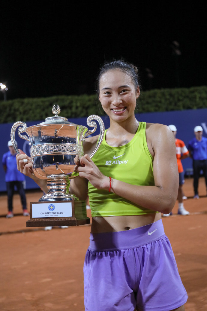 2023 巴勒莫 🏆
2023 郑州 🏆
2024 巴勒莫 🏆
2024 巴黎奥运会 🥇
2024 东京 🏆
2026 北京 🏆

凭借这座中网冠军，也结束了持续将近两年的冠军荒！再次祝贺钦文第二次在本土捧起冠军奖杯🎉🇨🇳

#郑钦文中网女单冠军##2026中网##中国人首夺中网单打冠军# ​