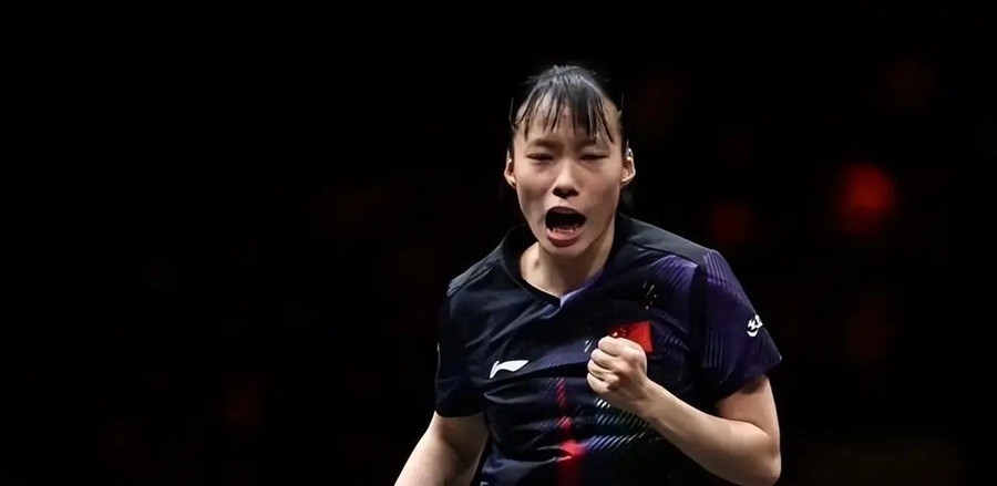 国乒女队6个人排在她前面，石洵瑶25岁，世界排名17，中国大满贯第一个打进单打16强。
网易2026年10月6日写得很直白：她是国乒女队第7人，前面6位都排世界前十。孙颖莎、王曼昱、陈幸同、蒯曼、王艺迪、陈熠。教练组更重视新人，她没打出来，就很难登上大赛舞台，只能靠积分参加WTT赛事。这不是猜测，是
