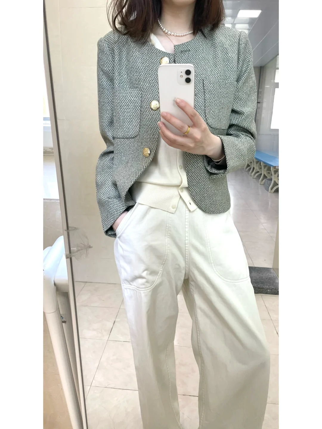 穿绿色小香外套