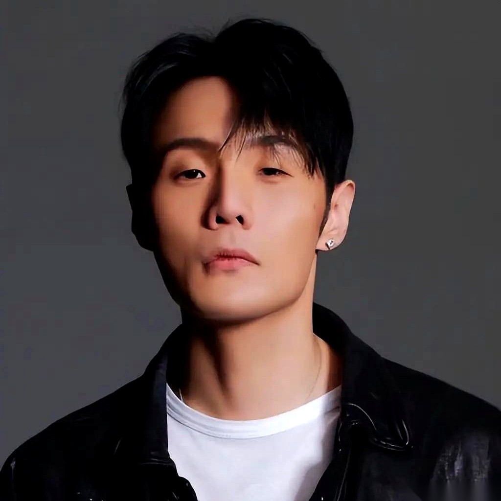 李荣浩这回算是把天给捅破了。
周杰伦和张学友都没拿到的神级荣誉，居然被他一首《恋人》截胡了？
周董那首封神的《晴天》卡在9934万临门一脚，硬是被李荣浩率先冲线，拿下了全网第一个“破亿钻石单曲”。
这消息一出来，网上的口水战都快把屋顶掀了。
“凭什么？”
“他能跟周杰伦比？”
说实话，第一眼我也懵。
