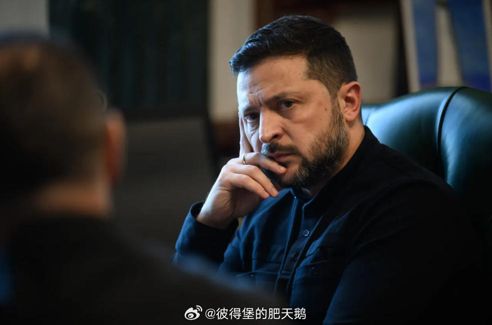 【乌克兰国防部军事情报总局向泽连斯基提交一份 “令人担忧的” 报告】
有消息称，泽连斯基收到了乌国防部军事情报总局（ГУР）一份关于远程打击局势的 “警示性报告”。乌克兰本土专家认为，正是这份报告促使泽连斯基表态，称 “愿意做出妥协，以实现双方停止打击”。

报道指出，俄军针对乌克兰黑 ​
