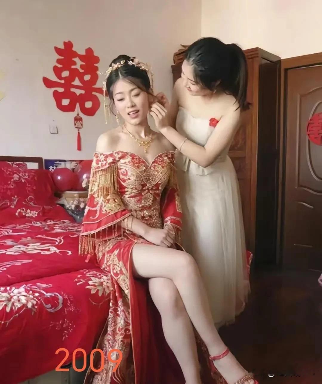 表姐2009年的结婚照，当时她是村花，一大帮男人追求，最后还是被表姐夫拿下！