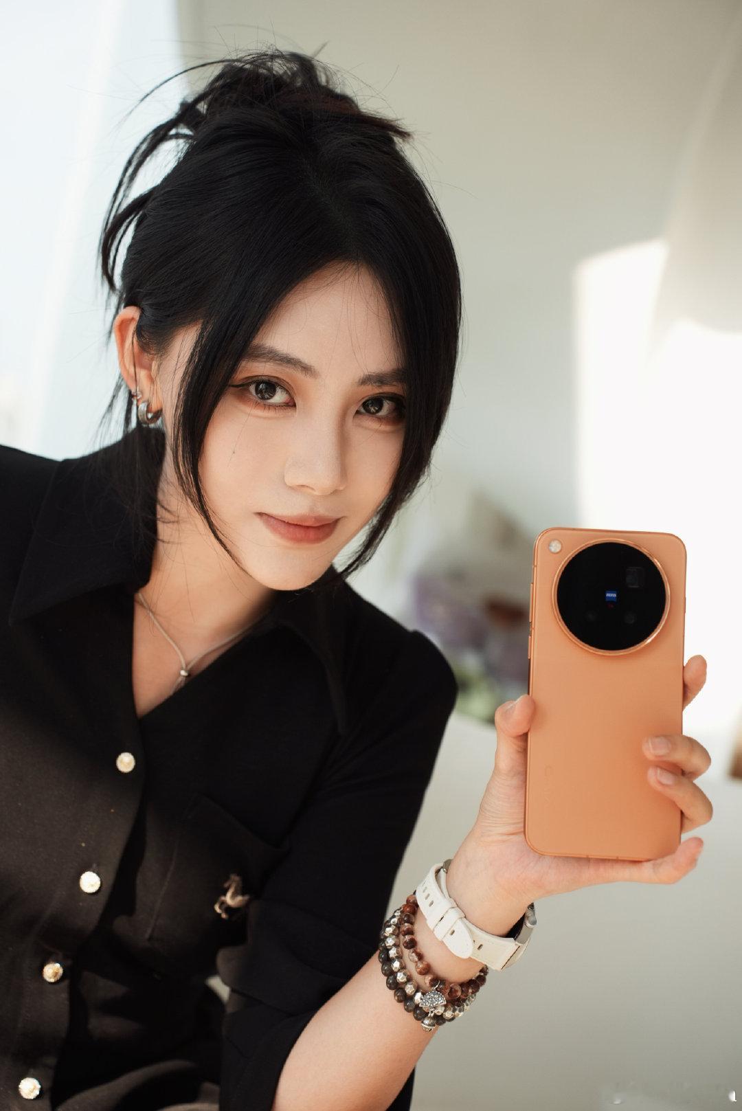 #小晴赏机# vivo x500 Pro Max 览霞。
像黄昏的颜色，磨砂调，好看不？ ​