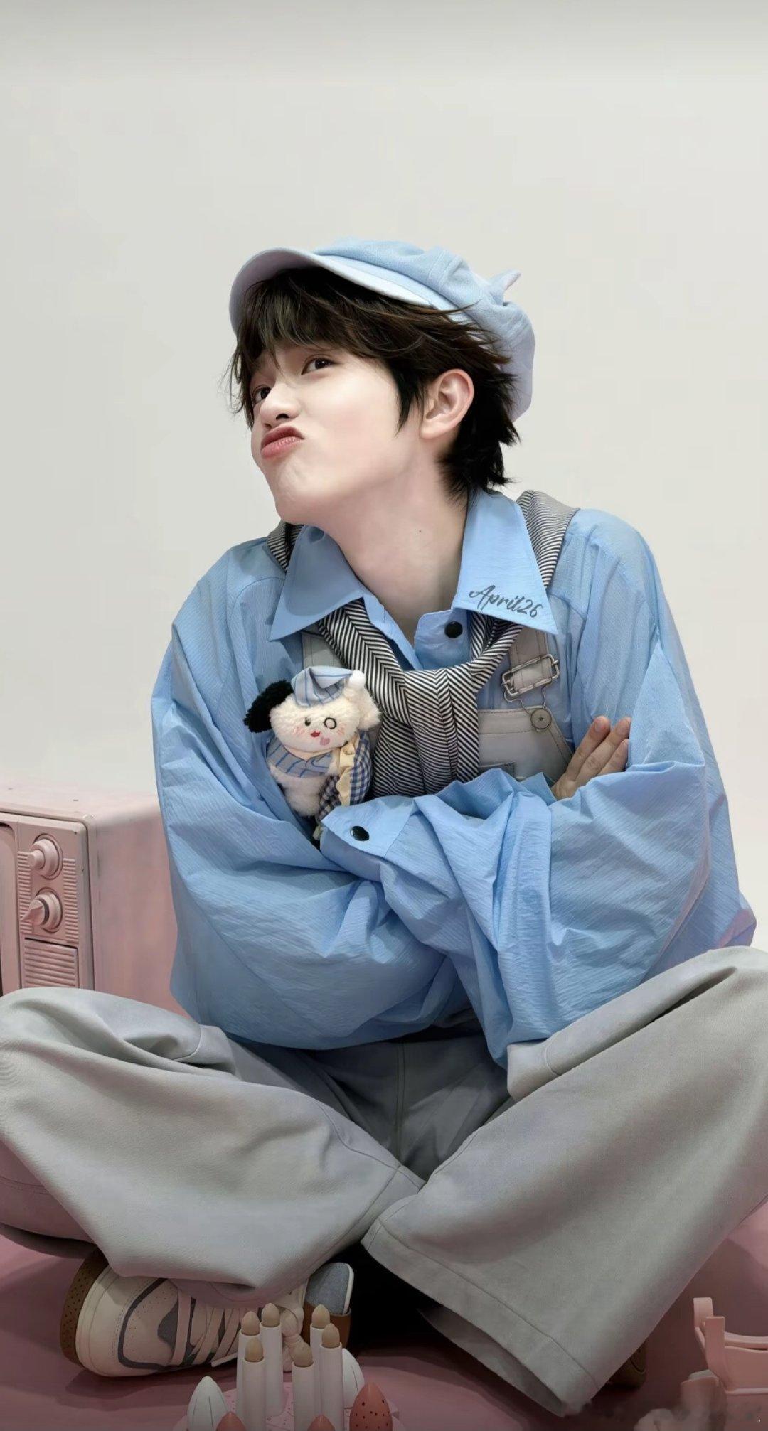 #李昊[超话]# 玩着手机突然又想我家男明星了  昊昊你现在是不是和家里人在一起呢  一定很开心吧宝宝 ​