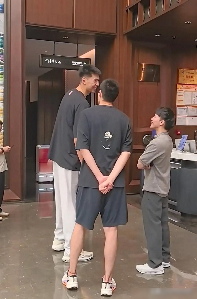 酒店大堂碰见徐昕，旁边坐着广东男篮高层陈浩峰，俩人聊得挺热乎。这画面放一年前，想都不敢想。去年这小子被租借到广州，合同里留着回购的口子，留洋成了就回广东，留洋黄了继续给广州打工。结果他冲击NCAA没走成，10月前后又回了广州队。外界一直喊他回广东，宏远那边也握着优先续约权。现在人在广东地盘上跟老东家