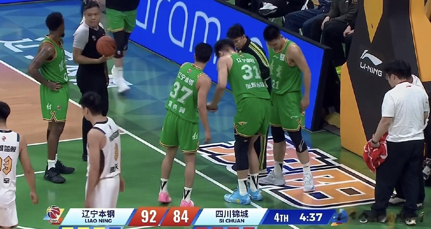 CBA常规赛，辽宁本钢104-86四川锦城！张陈治锋末节崴脚令人揪心，辽宁本钢球员评分报道(满分10分)
 
1. 库珀 | 9.1分
拿下40分5篮板17助攻，进攻端火力爆棚，同时送出超高助攻数，传球视野出众，既能自己攻坚得分，也能不断带动队友，串联全队进攻，不过比赛里出现过失误，细节还有打磨空间