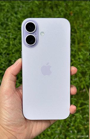 #iPhone17涨价倒计时#iPhone17 涨价倒计时开启，也折射出消费电子行业现状。AI 产业抢夺存储产能，手机用闪存、内存价格走高，企业消化成本压力有限，只能把部分压力转移给消费者。对于普通用户来说，不必盲目跟风抢购，结合自身换机需求理性选择，多对比渠道价格，再决定是否入手才更稳妥。 ​