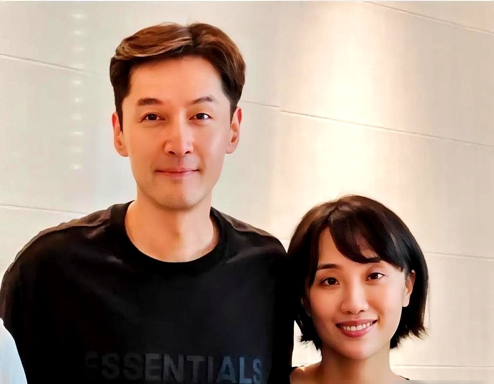 顶流男星最后娶的，竟全是给他们端茶倒水、拎包铲屎的助理。

胡歌老婆是帮他喂猫的执行经纪。大张伟事业停摆，刘迎挡在前面扛雷。古巨基的行头，是陈韵晴掏空私房钱买的。萧敬腾把十六年身家全交给了经纪人。

看腻了名利场里的脸，这帮男人算盘打得极精。半夜收工胃痛，有人把热粥端到床头；树倒猢狲散时，有人死死拽