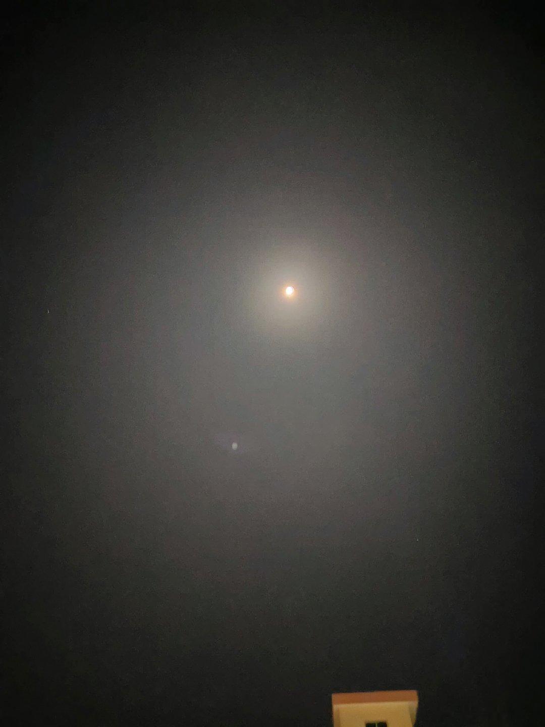 此刻，
我抬头看到的月亮🌙
比手机拍摄的清亮好多倍！

#奶奶独自小酌吃薯片没备中秋家宴#这奶奶会享受啊。 ​
