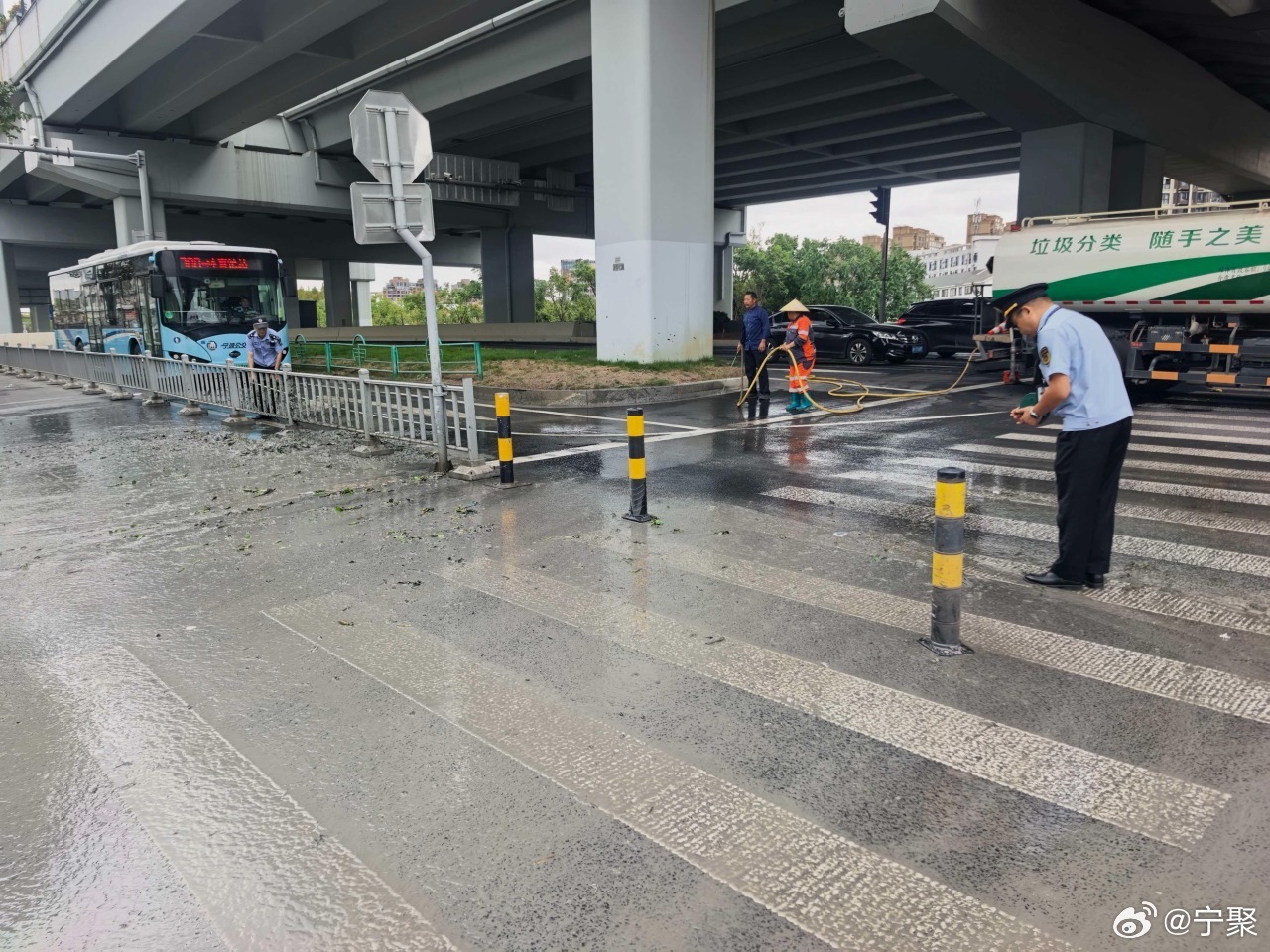 【平安江北 | 穿透式执法揪出路面“泥巴炸弹”】为整治工程运输车辆沿途滴洒漏、污染城市道路的老大难问题，江北区综合行政执法局甬江中队推行穿透式执法，跳出“只看现场、只罚单次”的简单办案模式，顺着线索溯源追查、深挖管理漏洞，做到查处一案、溯源一企、治理一片。

今天（10月27日），记者从 ​