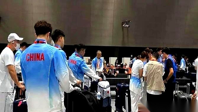 本届名古屋亚运会，算是把赛事的体面彻底砸了个粉碎。
韩国男篮球员边俊亨端着手机，镜头死死盯着不住往外涌水的洗手盆，眼看着积水一点点漫过房间的地板。他没有任何多余的动作，只在视频上敲下五个字：“请帮帮我们。”
这是顶级洲际赛事，不是荒野求生。
主办方为了把省钱贯彻到底，连统一的运动员村都没盖。各国参赛