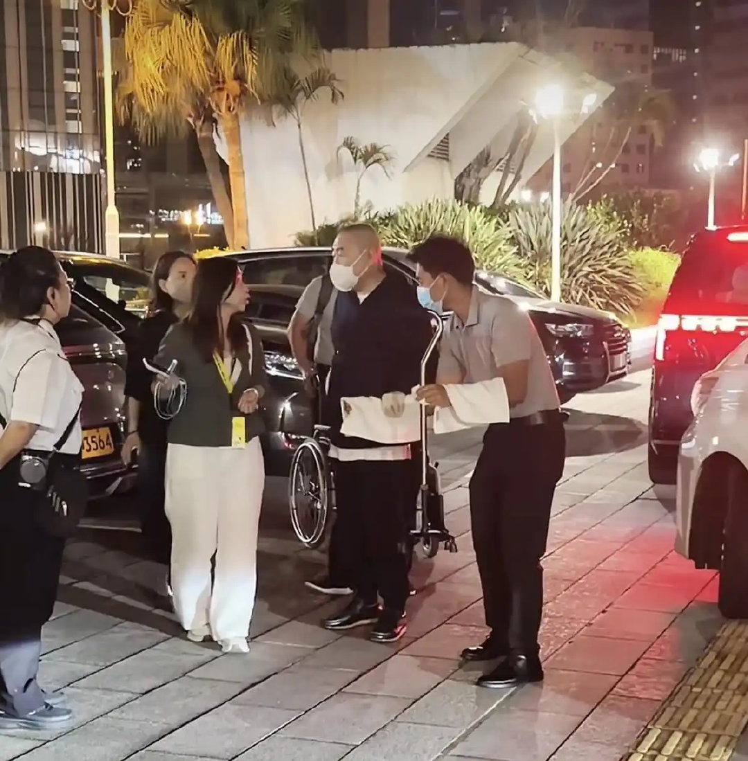 刘銮雄二刷谭咏麟演唱会！一行八人随行排场足，甘比母女一同现身捧场 ​