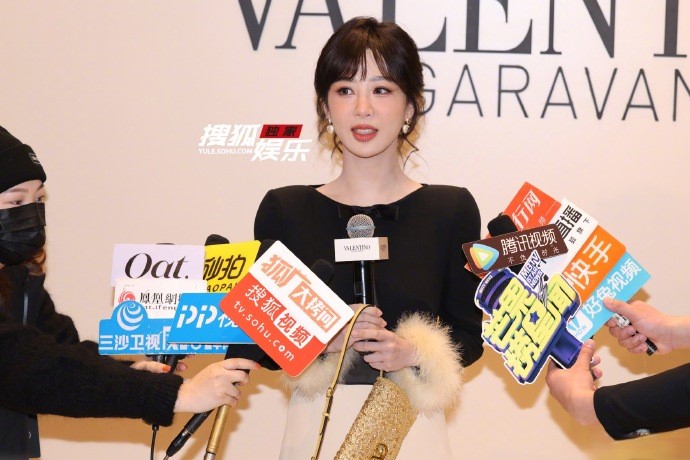 杨紫赢麻了！穿 20 年前 Valentino 古董高定惊艳亮相，气质...