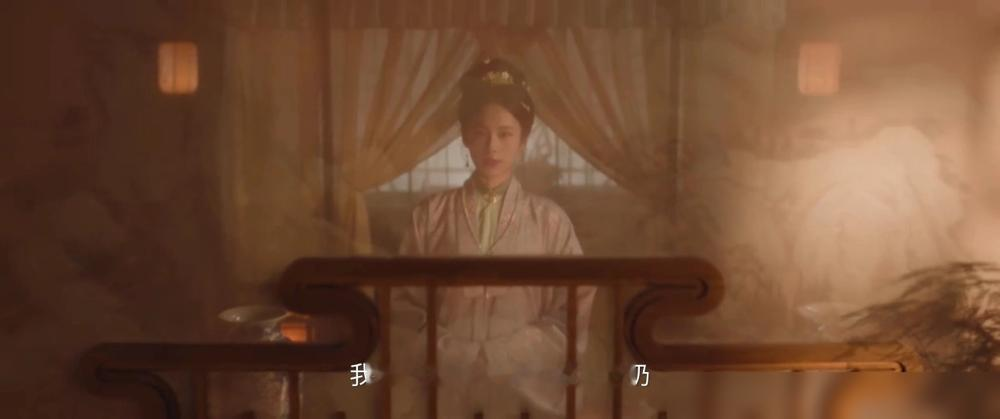 丁禹兮拍那场徒手接茶杯的戏，道具组本来备的是温水，他非让换成热水，说假疼骗不了镜头。

就为了手上那一瞬间的生理反应，能真到骨子里。

《花开锦绣》这剧组也是狠，邓恩熙拍吃泔水催吐，真吞，面条菜叶全在嘴里，没用替身。导演邓科直接把队伍拉到敦煌戈壁，风沙往脸上抽，烈日往身上烤。

丁禹兮原话说，棚拍给
