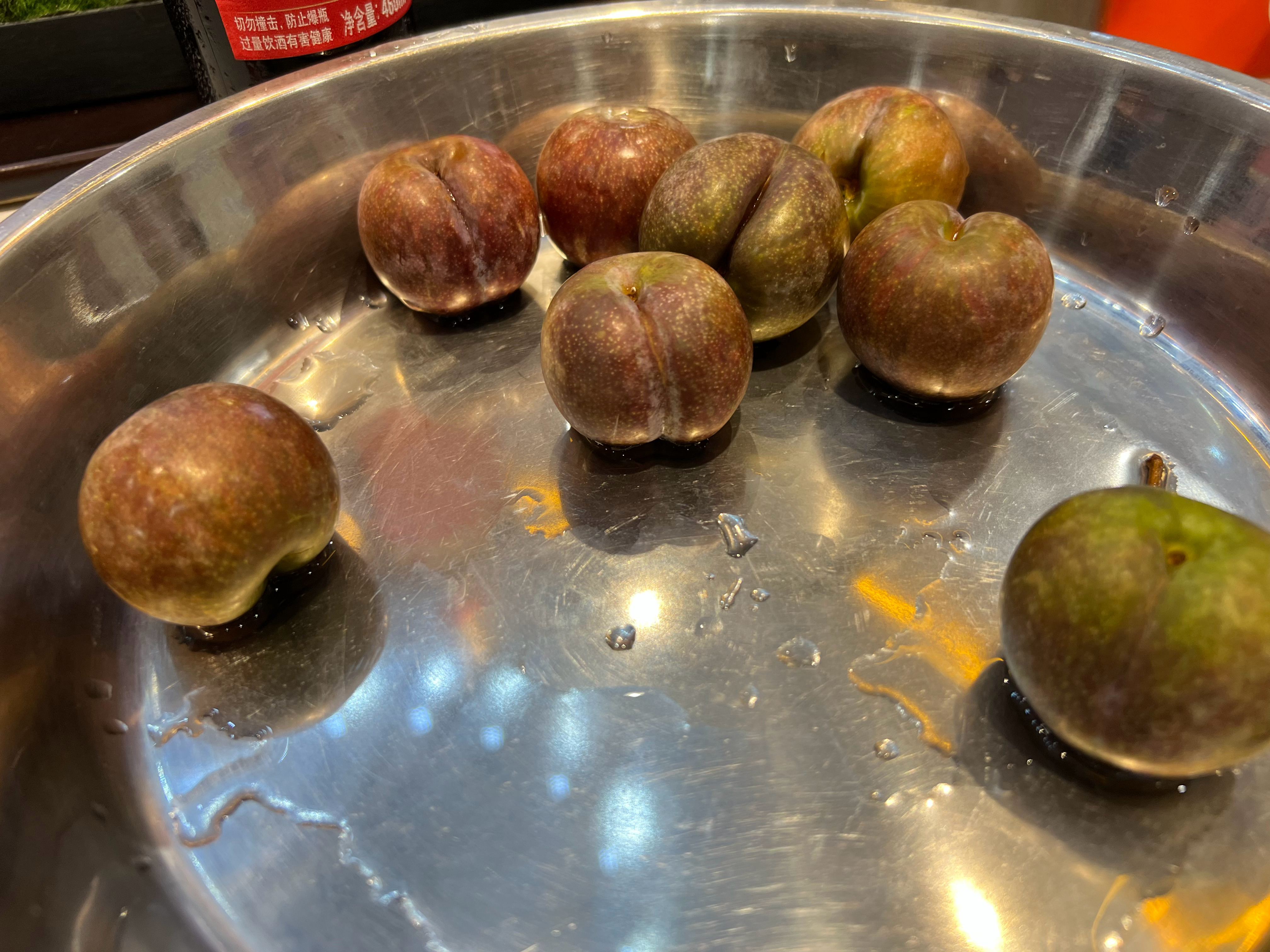 20个菜顾不上拍了，好饿 李子是昨天从深圳飞过来的， 我以为是西梅呢。 ​​​