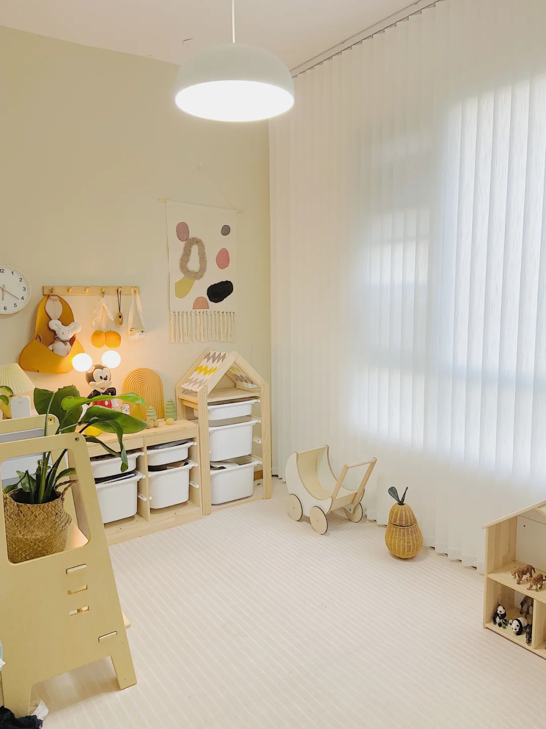 我们家儿童房的竖百叶窗帘真的是太美啦~