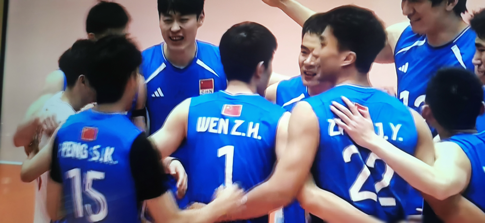 13平，发球踩线，进攻下网，连丢两分。中国男排2-3没迈过日本二队这道坎。
对面石川祐希、高桥蓝、西田有志全没来，来的是国内联赛拼凑的二队。世界排名第4打第34，赛前谁都以为没悬念，结果真没悬念，悬念全在咱们自己手里。
温子华17分，拦网17-11领先，网口高度全占着。第四局25-19刚把气势打