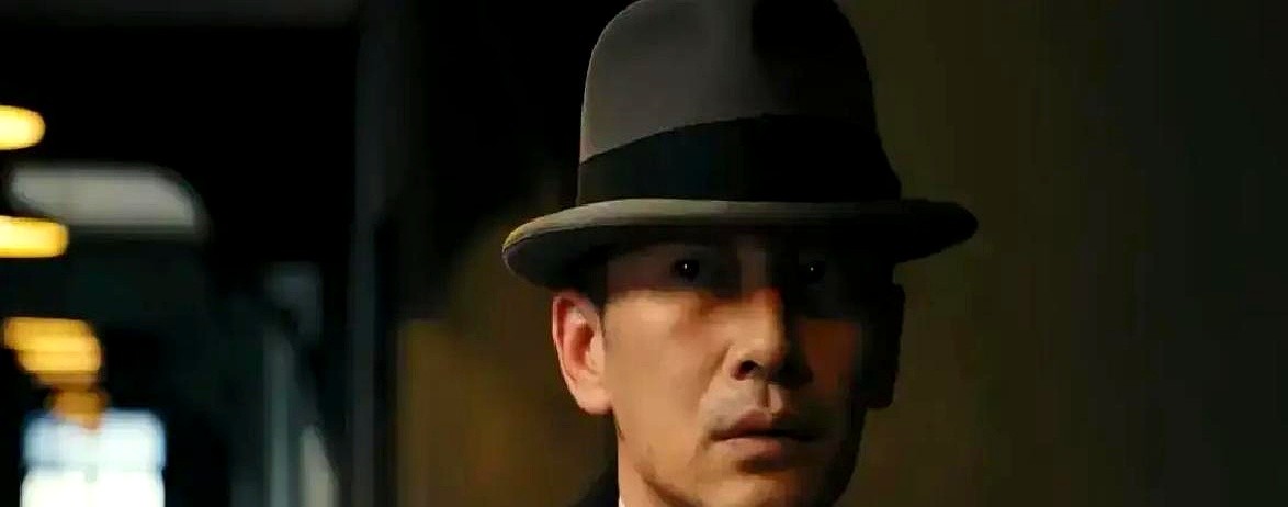 本来冲着欧豪看《醒来》，视线却被反派苍广连死死拽住。

他和冯绍峰同框对峙，眼皮微抬、嘴角一扯，狠劲与松弛全写在脸上。观众追到一半，破天荒按暂停去翻演员表——王梓权。

翻开履历更让人唏嘘。《底线》里的徐天、《无间》里的霍飞，跟靳东搭戏多次，演谁像谁，名字却总被流量淹没。

熬了十多年绿叶，硬是靠一