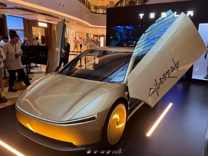 特斯拉拟于 2026 年底前小规模向公众销售 Cybercab。

特斯拉车辆工程副总裁 Lars Moravy 称，特斯拉希望年底前开始向客户销售 Cybercab，并从首批交付中学习车辆所有权与车队管理。

因为 Cybercab 没有方向盘和踏板，所以 NHTSA（美国国家公路交通安全管理局） 仍在调查其合规依据；销售目标不等于监 ​
