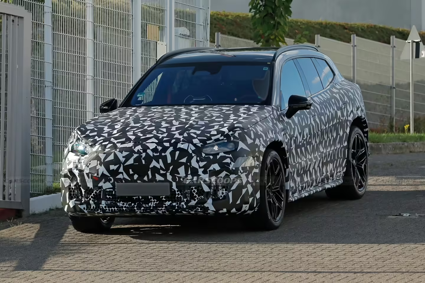 AMG 的第一台纯电 SUV，不借任何奔驰平台。它把 F1 赛车的电池冷却方案和一颗轴向磁通电机塞进一辆 SUV，这才是这款车的全部看点。
9 月 25 日，代号 X591 的原型车谍照被 Carscoops 曝光，伪装已大幅减少。它是 AMG GT 四门轿跑对应的 SUV 车型，也是品牌基于专属架