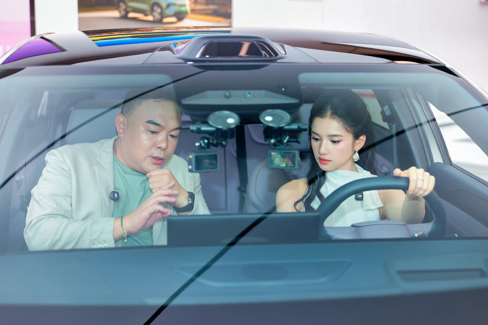 早上好！大家猜一猜我在跟秦MAX代言人 分享些什么？#张婧仪[超话]# ​