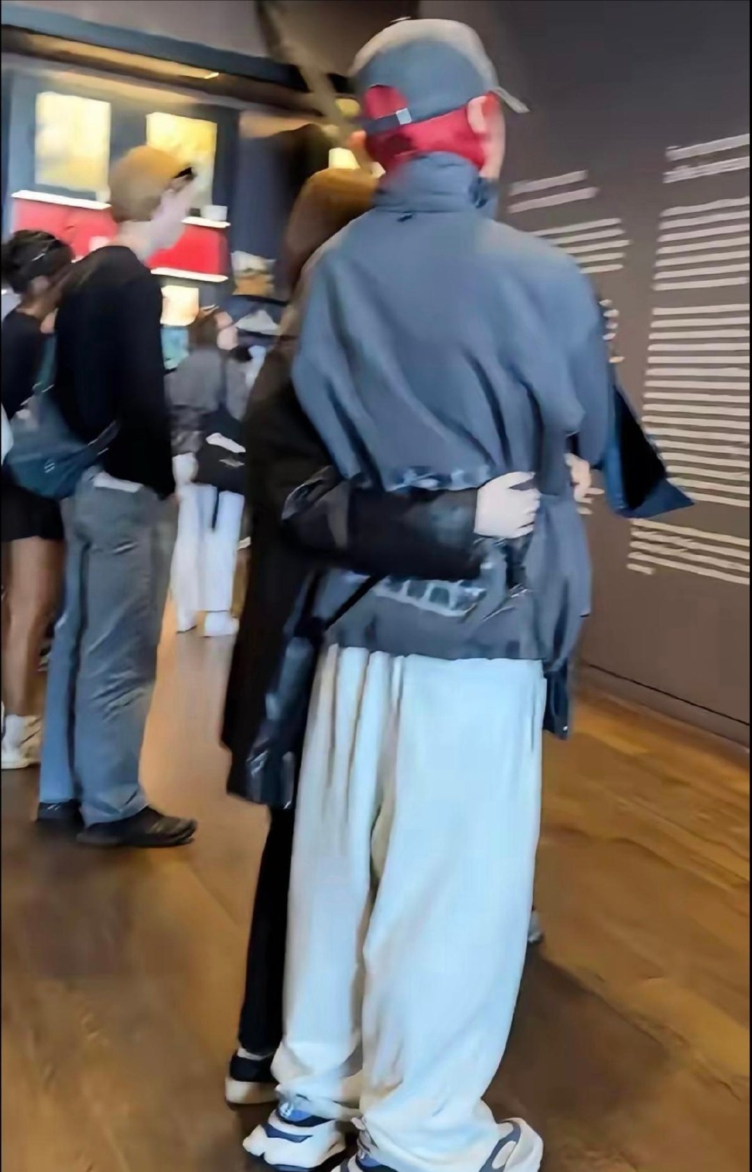 李荣浩夫妇现身法国奥塞博物馆，杨丞琳本人很瘦很矮，看着也就1米6，看展时抱着李荣浩很恩爱。 ​