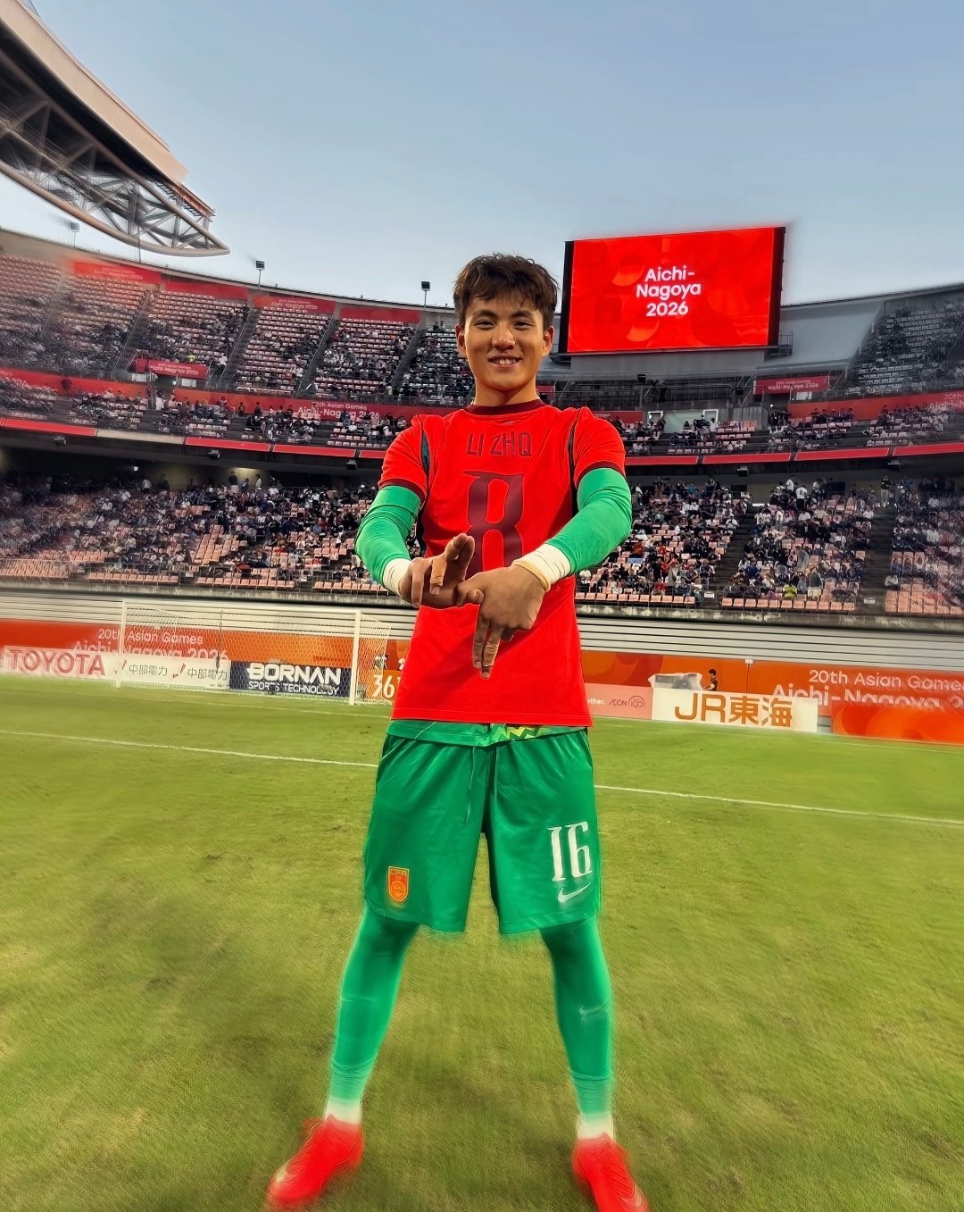 有情有义！ #李昊身穿李镇全球衣庆祝# 

在点球大战击败乌兹别克斯坦摘下亚运男足铜牌后，因伤遗憾无缘本届亚运会的李镇全发布社媒，晒出了球队门将李昊身穿自己8号国足球衣的照片。 

李镇全写道：“约定！永远爱你们！” 

#中国U23国足vs乌兹别克斯坦U23##李昊回应U23国足铜牌# ​​​​